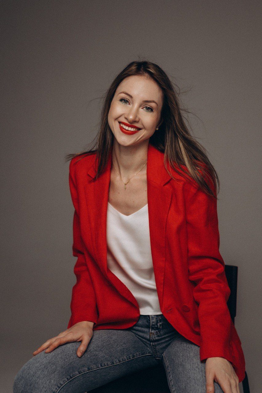 Dr. Elena Pușca, în sacou roșu, râzând