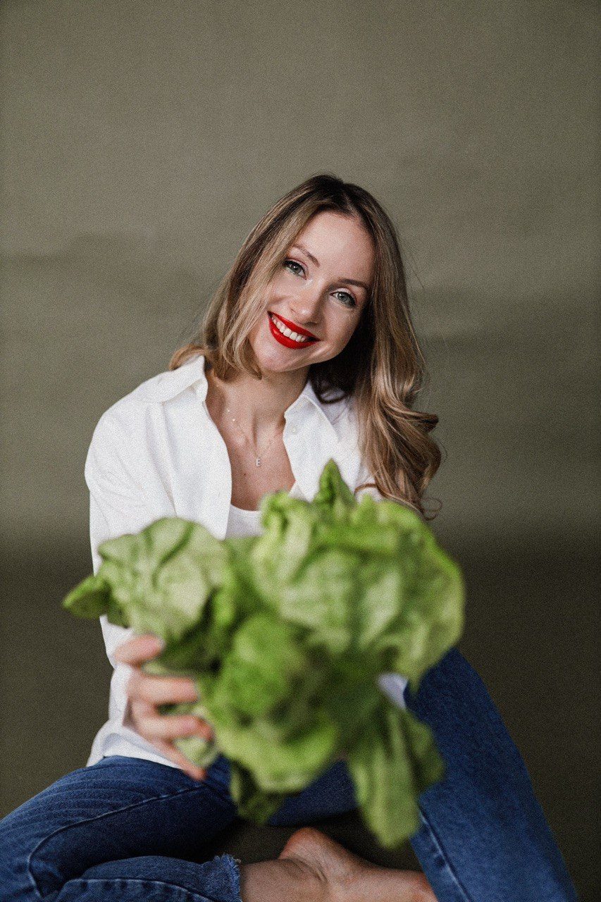 Dr. Elena Pușca, râzând, cu o salată verde în brațe
